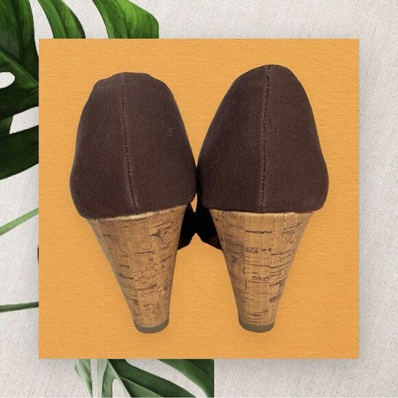 BROWN FABRIC PEEP TOE WEDGE - Picture 5 of 6